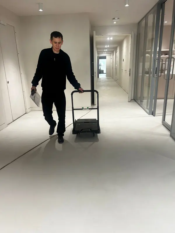 Полиуретановый микроцемент на полу, стенах и лестнице в Tselinny Center of Contemporary Culture в Алматы — фото 1